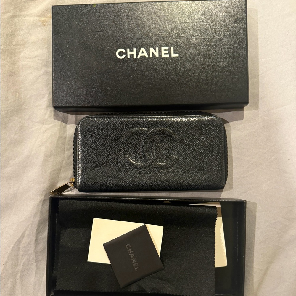 Caviar Timeless CC Large Gusset Zip Around Wallet Black